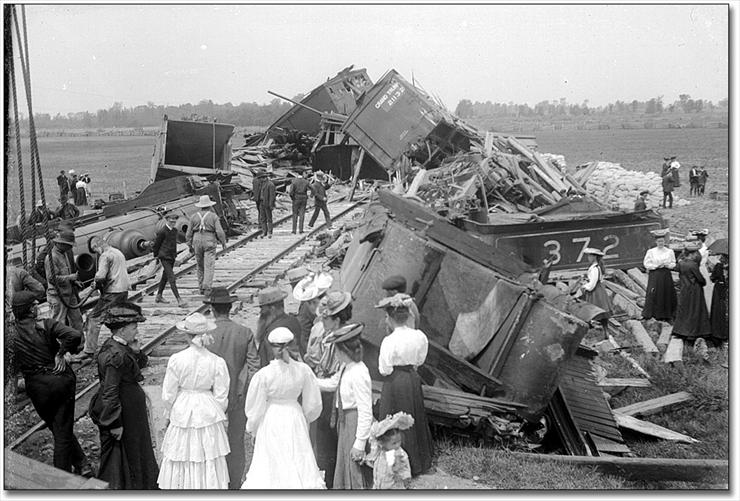 01.Wypadki - fotografie - old train wreck.jpg