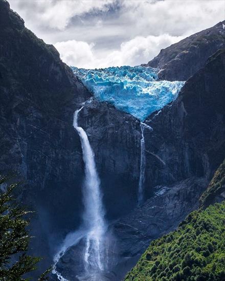 INNE KRAJE- 1 - Wodospad w Parku Narodowym Queulat, Chile.jpg
