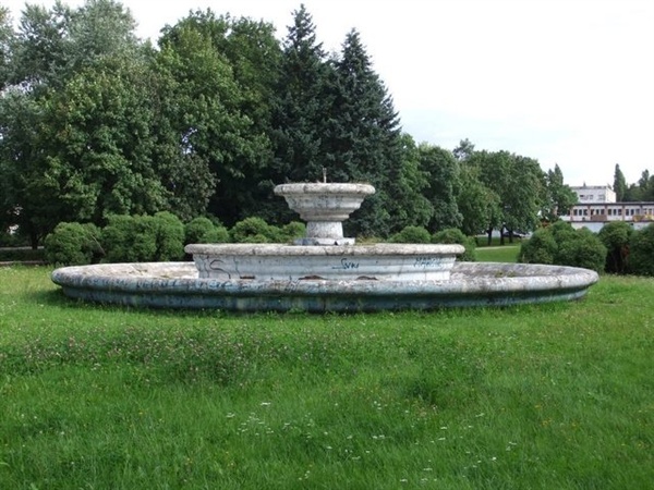 Łódż - Park Widzewski w Łodzi-fontanna.jpg