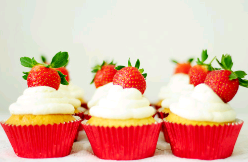 Ciastka_słodycze - strawberry-and-cream-cupcakes.png