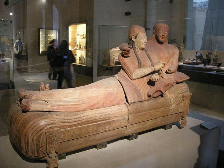 LUWR   MUZEUM   PARYŻ_eksponaty - 800px-Louvre,_sarcofago_degli_sposi_00.JPG
