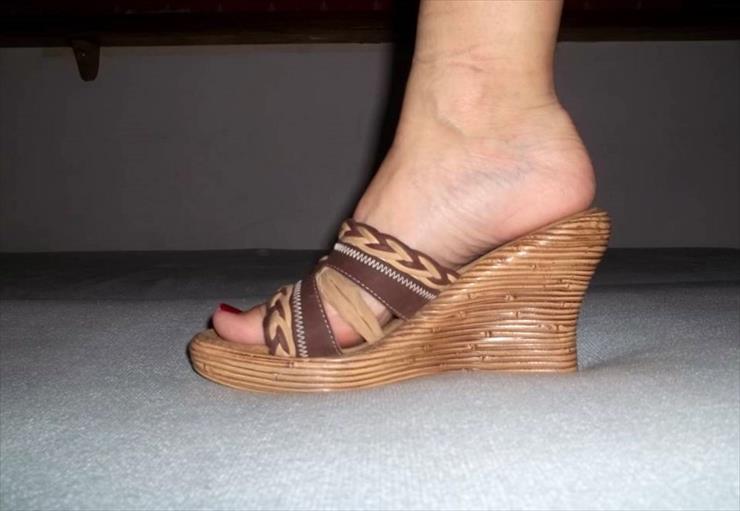kobiece stopy i nogi 4 - sandaly-na-koturnie-brazowo-bezowe-rozmiar-38-wielkopolskie-332749002.jpg
