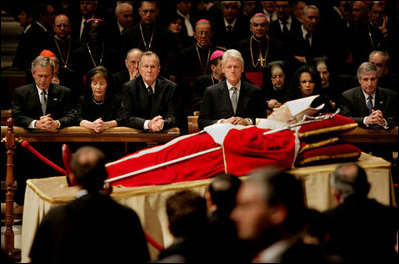 Pożegnanie - John_Paul_II_funeral.jpg