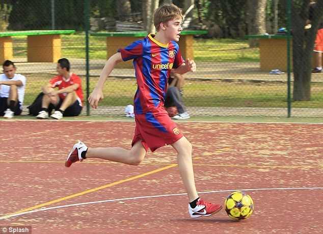 Justin Bieber Gra w piłkę nożną - r43.jpg