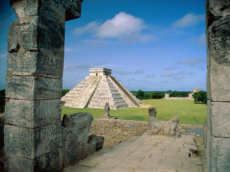 MEKSYK - El Castillo, Chichen Itza Mayan Toltec, Mexico.jpg