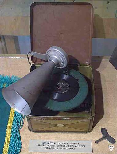 HYMN POLSKI - Gramofon miniaturawy i dwie miniaturowe płyty z nagraniem naszego hymnu.jpg
