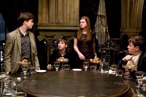 Harry Potter i Ks... - HP-HBP-Harry-Ginny-at-Slug-Club-Party-NEW-harry-and-ginny-2847778-499-332.jpg
