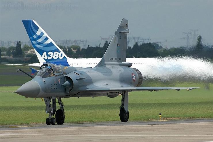 Mirage 2000  fran... - Mirage 2000 - kołowanie po lądowaniuna miejsce postoju samolotu 2.JPG