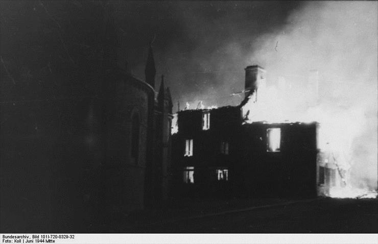 Zdjęcia  StaRE  POLECAM - Bundesarchiv_Bild_101I-720-0329-32,_Frankreich,_brennendes_Haus_in_der_Nacht.jpg