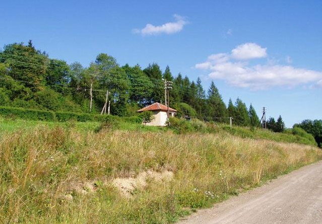 FOTO BIESZCZADY - Nastawnia kolejowa między Łupkowem i Nowym Łupkowem.jpg