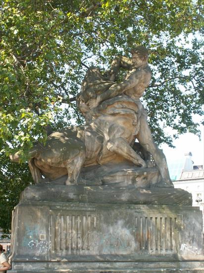  POMNIKI - pomnik Herkulesa Pl.Jana Pawa II.jpg