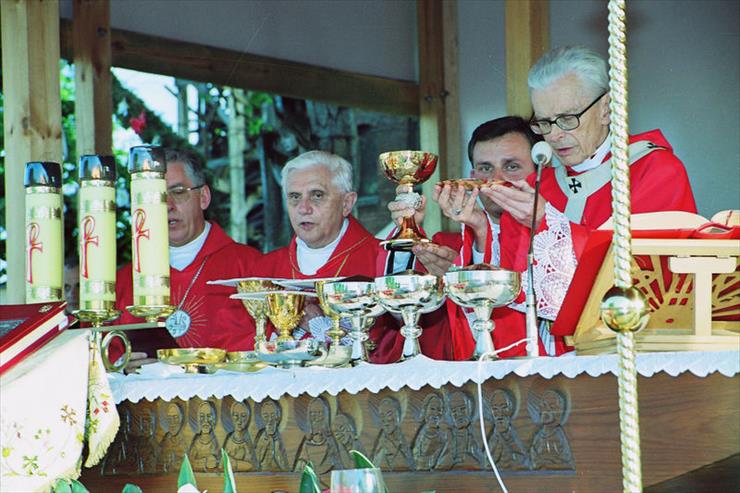 Benedykt  XVI - 800px-Ratzinger_Szczepanow_2003_71.jpg